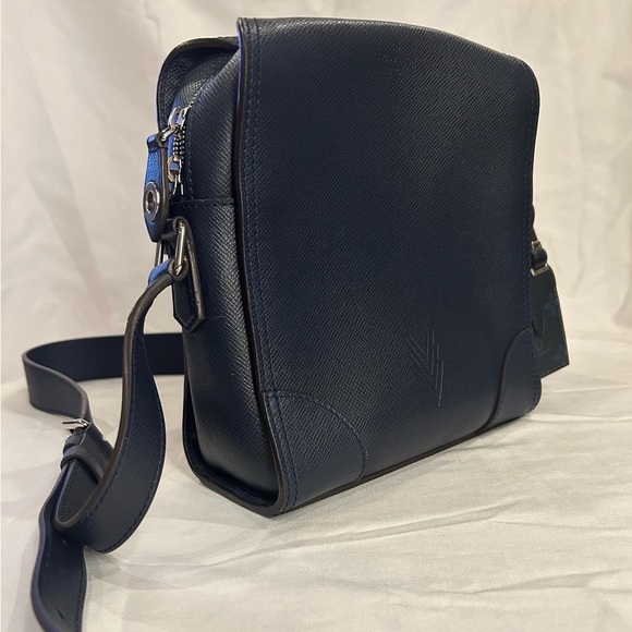 Louis Vuitton Nikolai Messenger - Picture 4 of 14